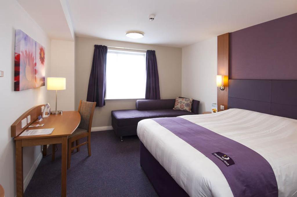 Premier Inn Cardiff Roath Oda fotoğraf