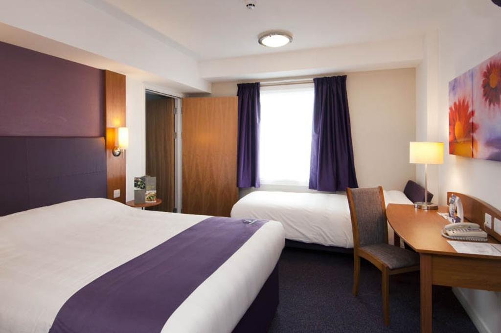 Premier Inn Cardiff Roath Oda fotoğraf